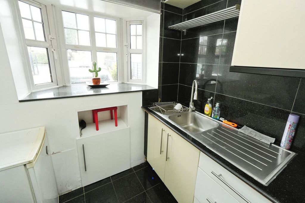 Property photo 2 of 18 Kitchen