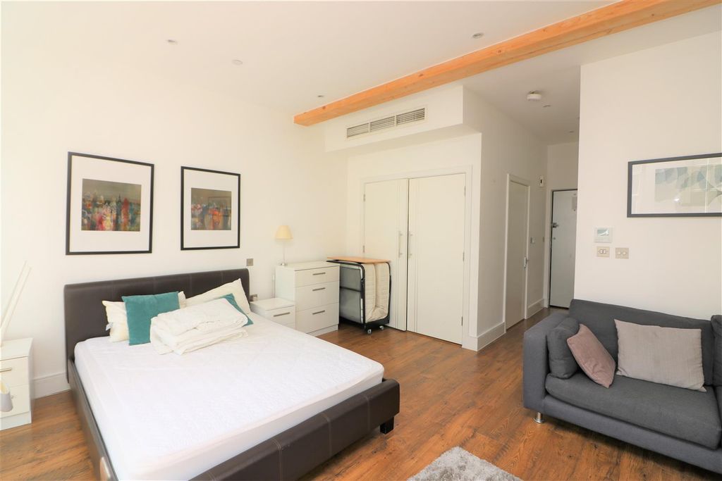 Property photo 1 of 5 Commercial Road.Jpg