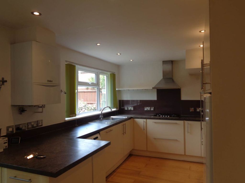 Property photo 2 of 16 Pelham Close Kitchen 1