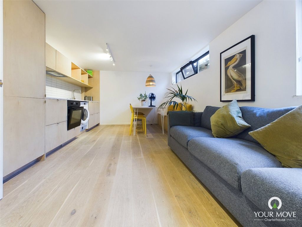Property photo 1 of 11 Lounge