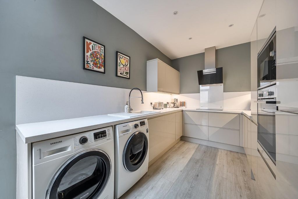 Property photo 3 of 16 1-6982Eeec84A2c-1405612-2-6981F8227F6c1-1.Jpg