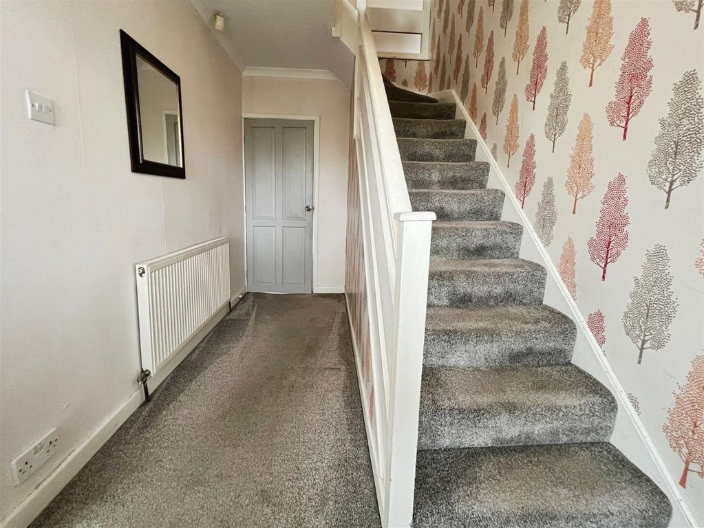 Property photo 2 of 33 Entrance Hall