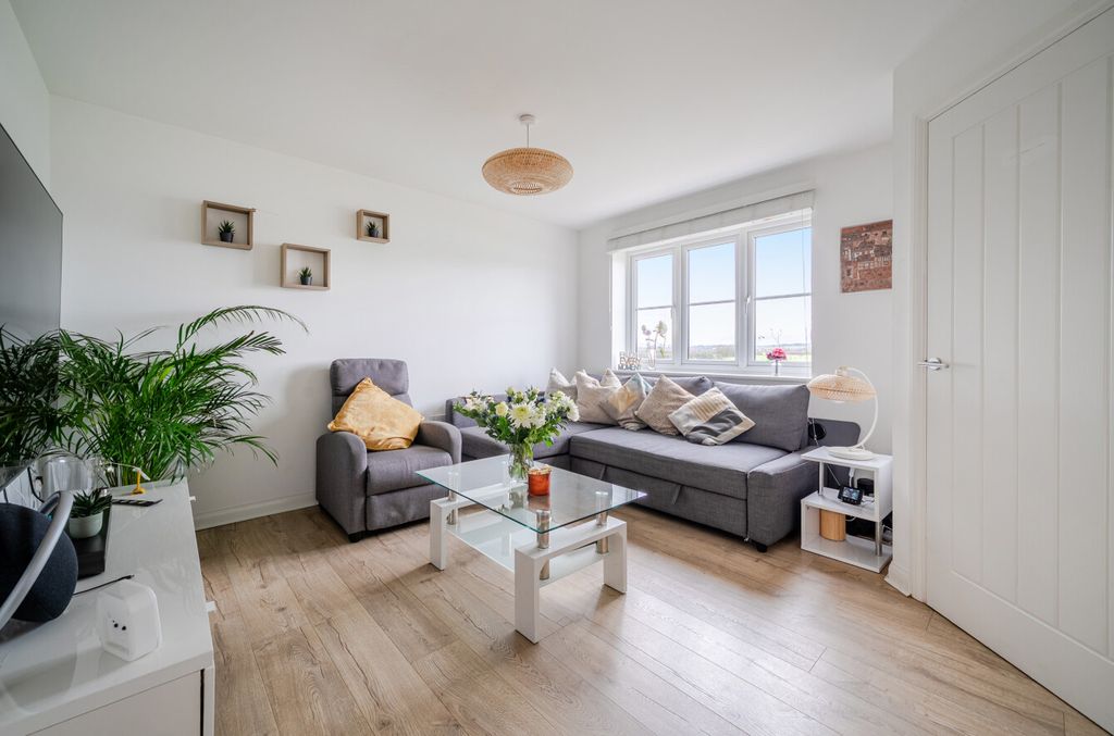 Property photo 3 of 12 1396007-13-696645...