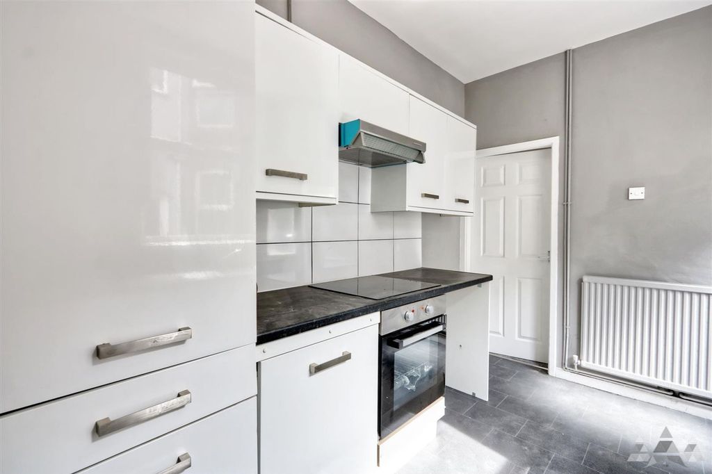 Property photo 3 of 12 Kitchen