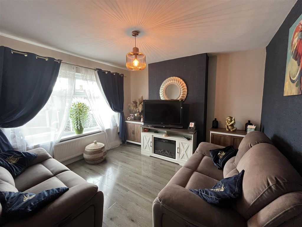 Property photo 3 of 17 Lounge