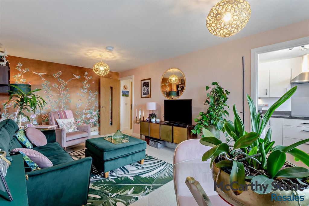 Property photo 3 of 27 8688092-Interior17-800.Jpg