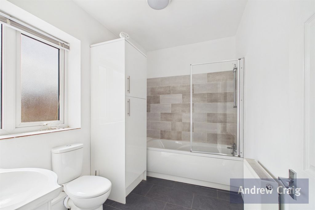 Property photo 3 of 11 Bathroom