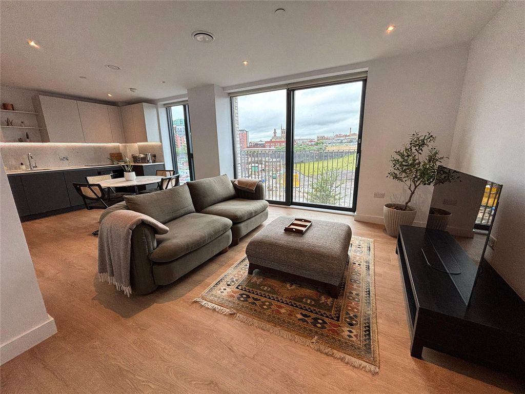 Property photo 2 of 16 Lounge