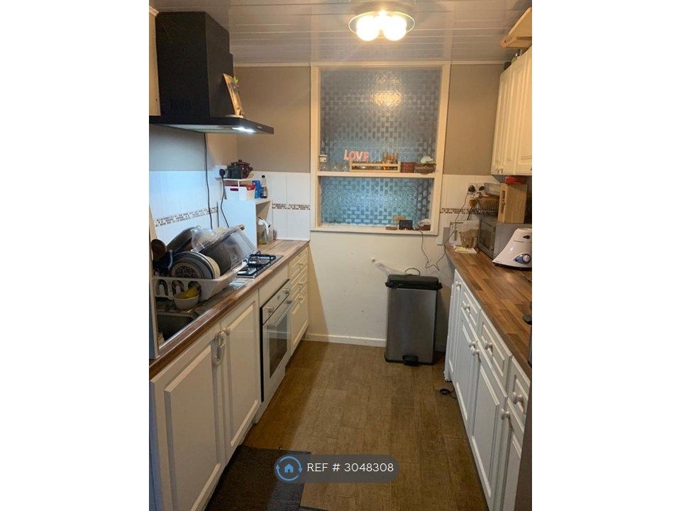 Property photo 3 of 17 Kitchen