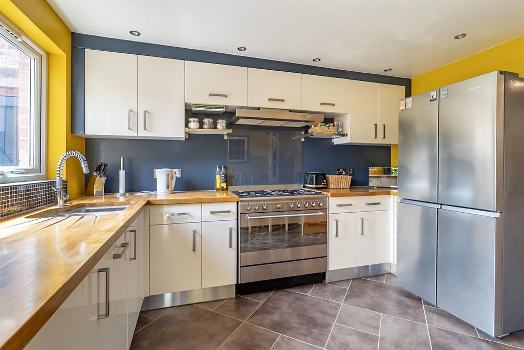 Property photo 2 of 14 Kitchen 1