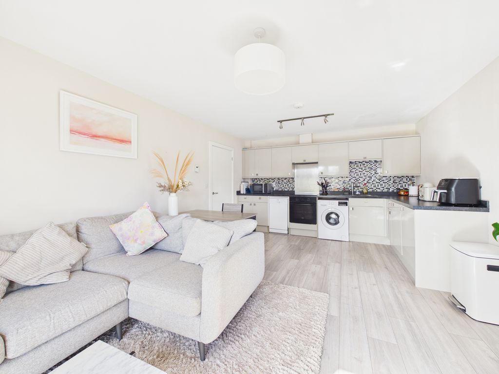 Property photo 3 of 9 Living Space