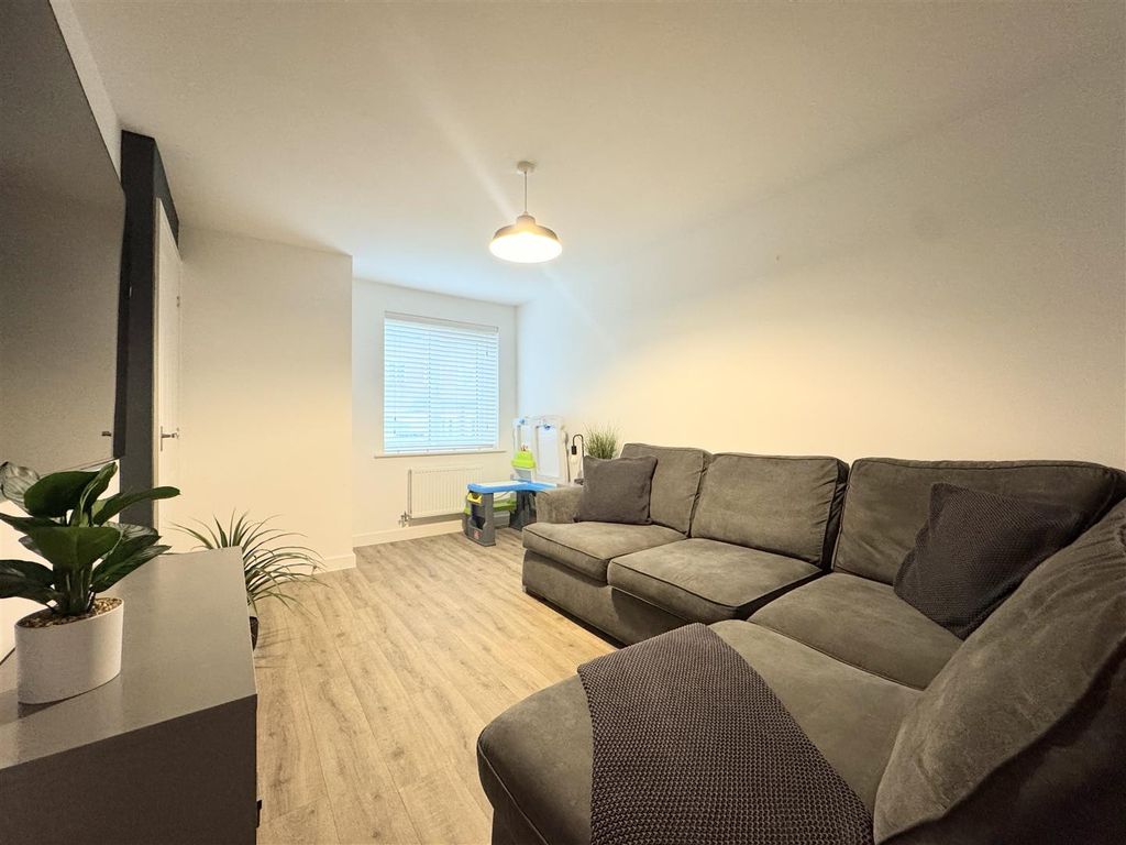 Property photo 3 of 19 Lounge