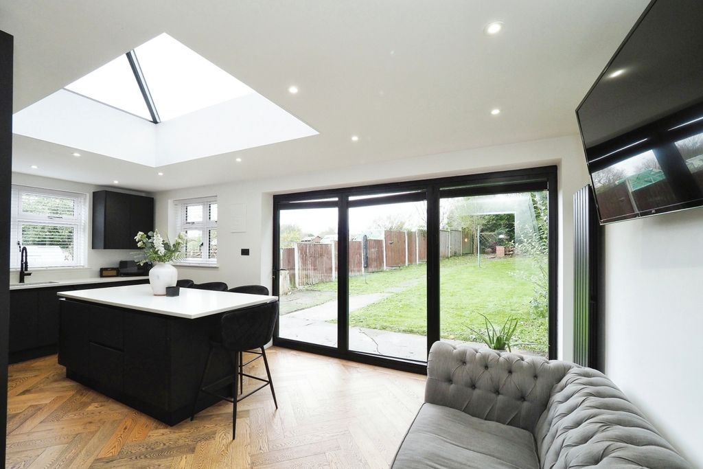 Property photo 1 of 20 Breathtaking Kitchen With Bifolds And Skylight