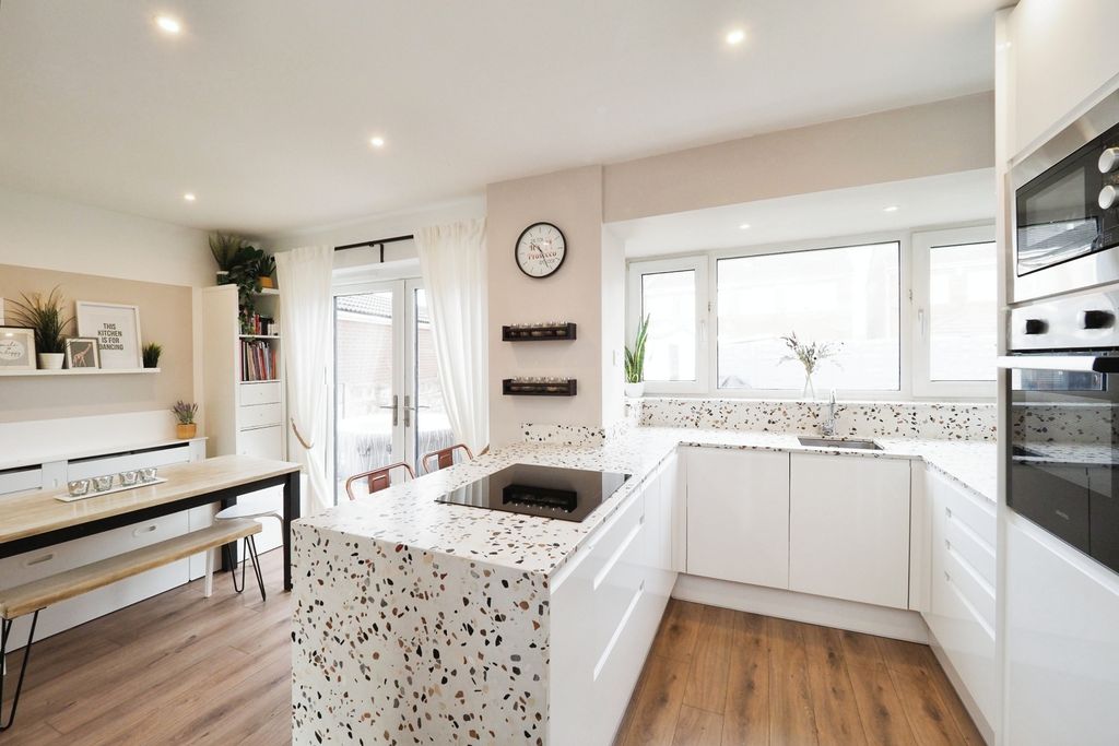 Property photo 2 of 17 Stunning Airy Open Plan Kitchen/Dining