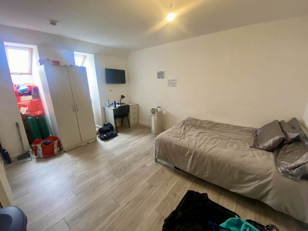 Property photo 1 of 7 Living Area