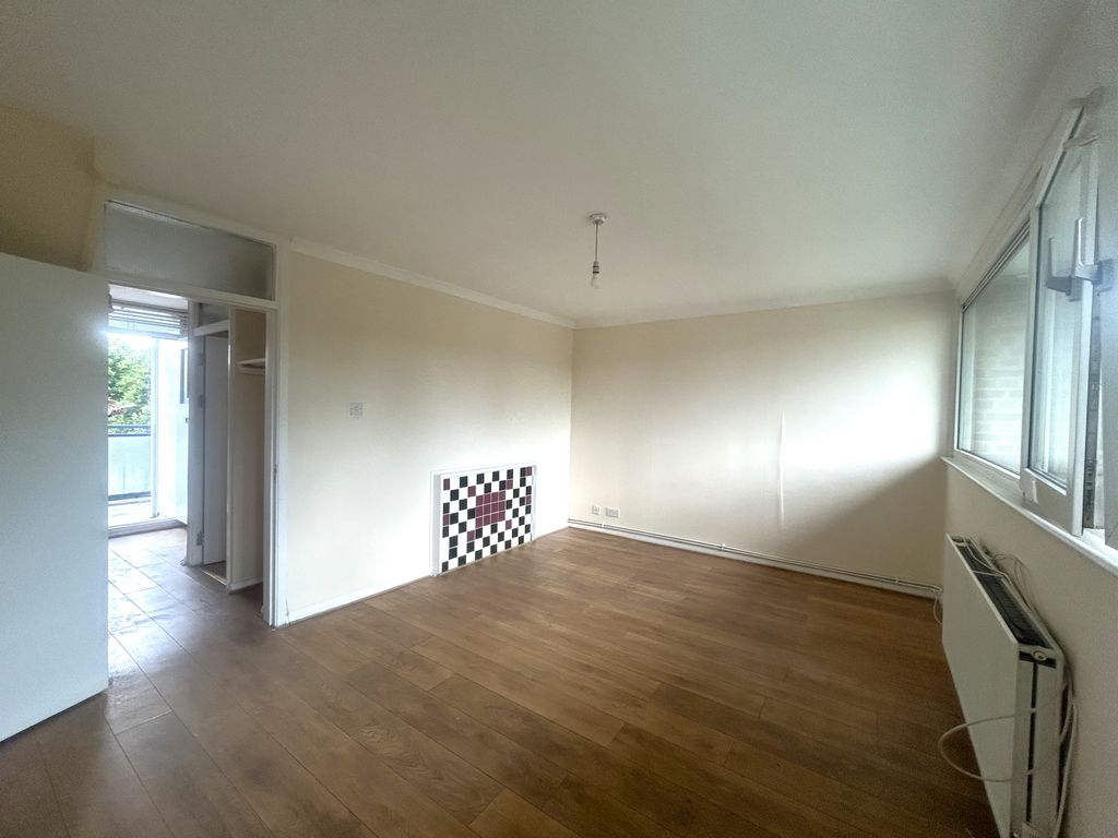 Property photo 2 of 17 Image00023