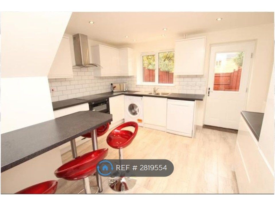 Property photo 3 of 15 Communal Kitchen