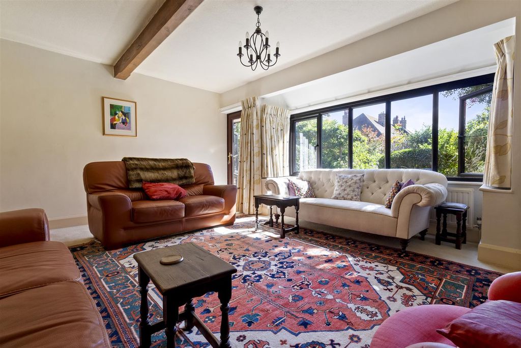 Property photo 3 of 27 71 Lansdowne Road-006.Jpg