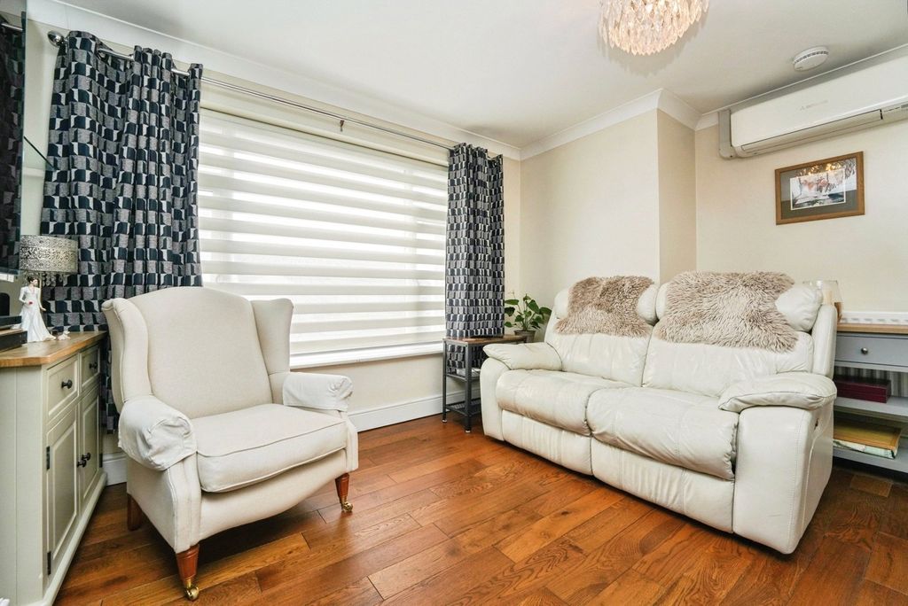 Property photo 3 of 21 Pbox-Img.Jpg