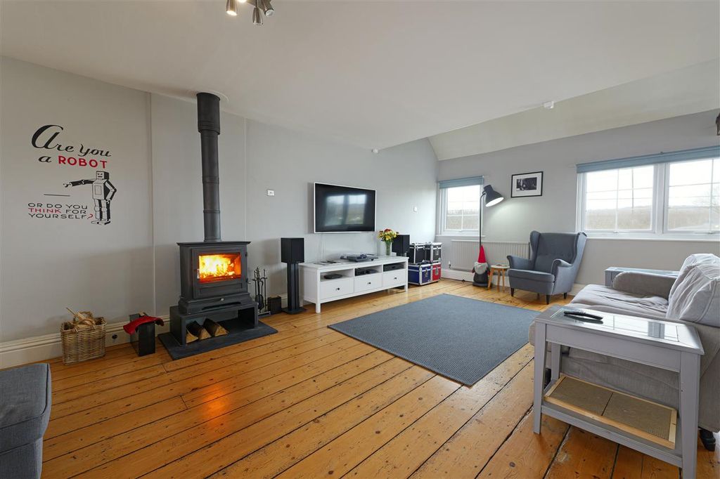 Property photo 2 of 33