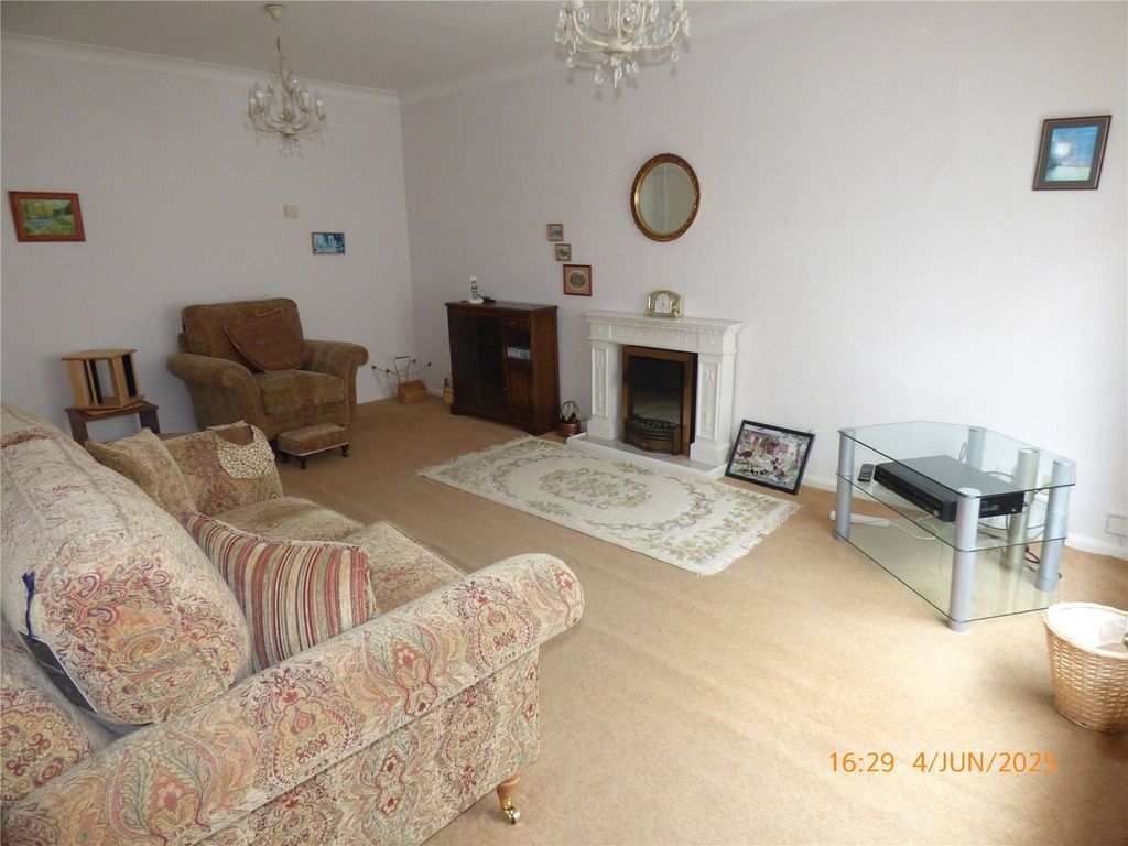 Property photo 3 of 17 Lounge