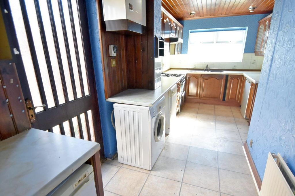 Property photo 2 of 9 Kitchen