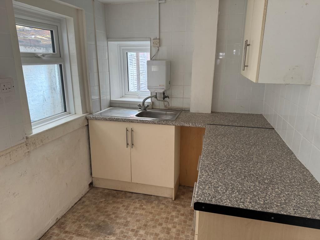 Property photo 3 of 10 Kitchen