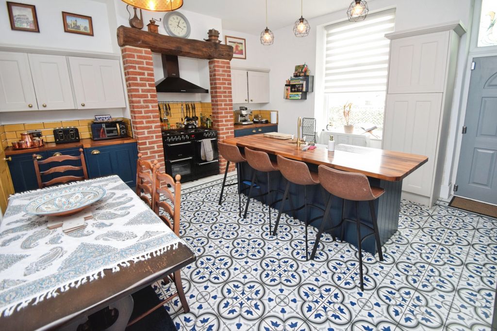 Property photo 3 of 16 F23A7F0F-Kitchen