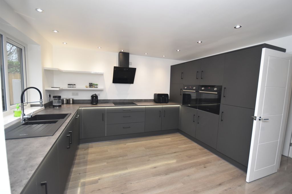 Property photo 3 of 22 Kitchen