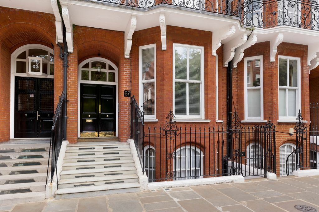 Property photo 1 of 8 Cadogan Square