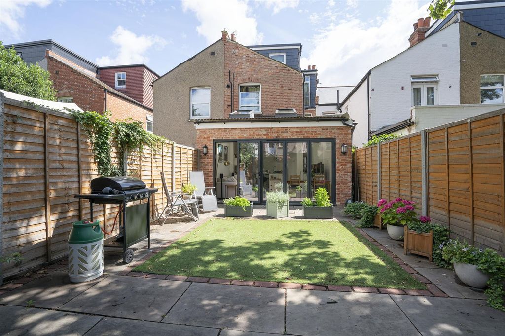 Property photo 2 of 11 Oxford Road, London External 3