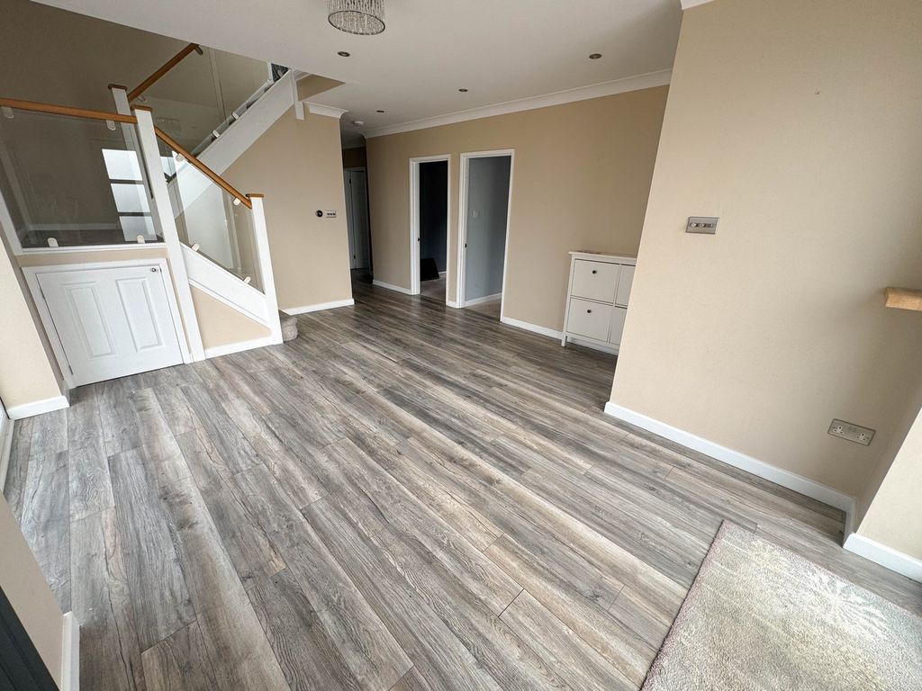 Property photo 2 of 32
