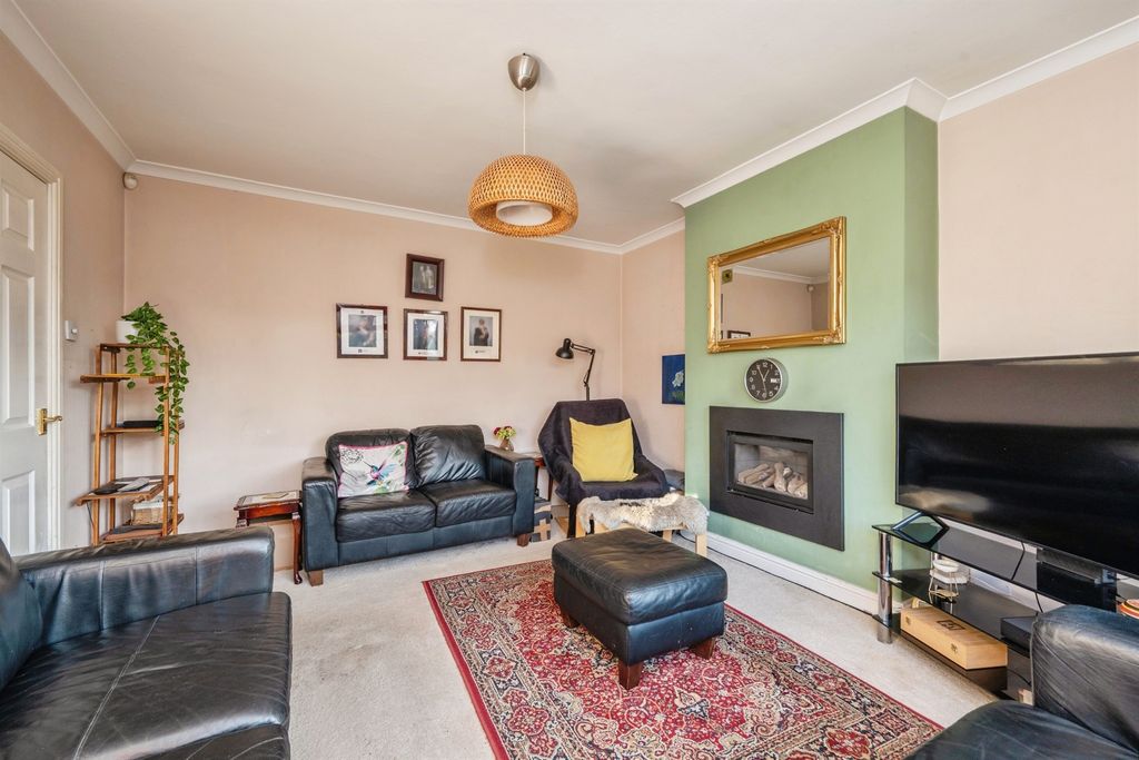 Property photo 3 of 20 Lounge