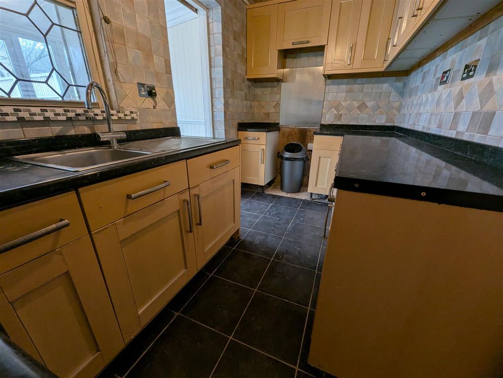 Property photo 3 of 10 Kitchen