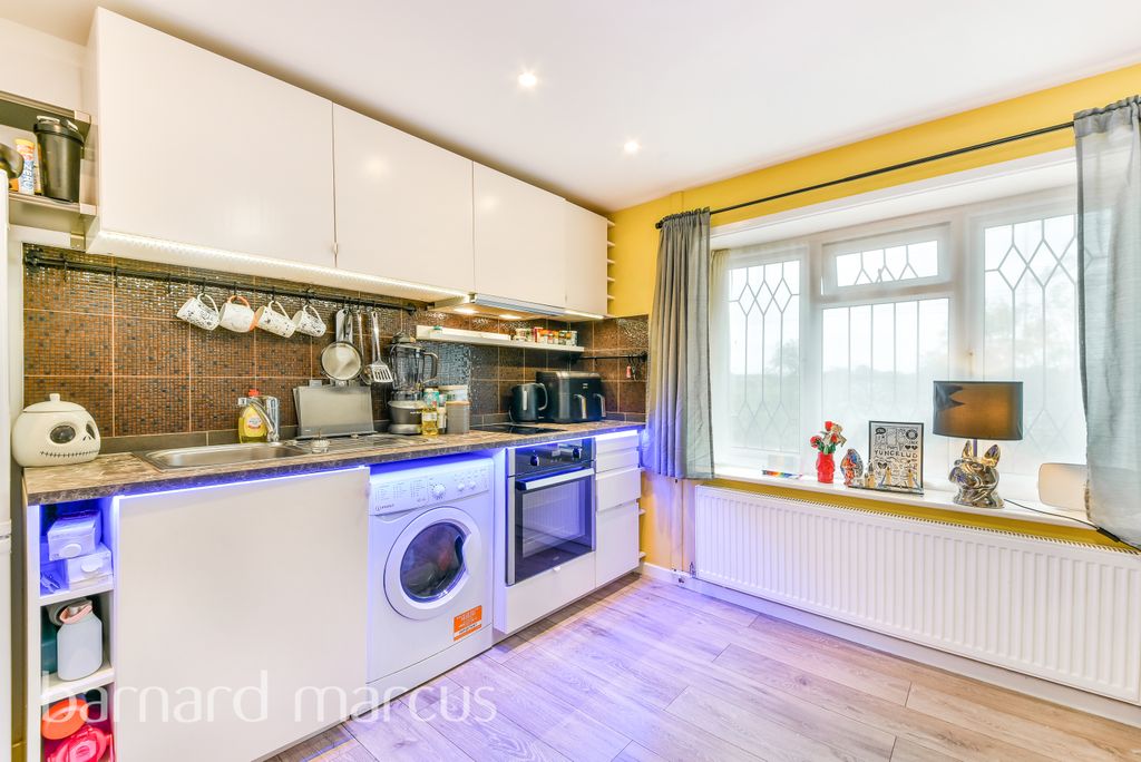 Property photo 3 of 8 Kitchen