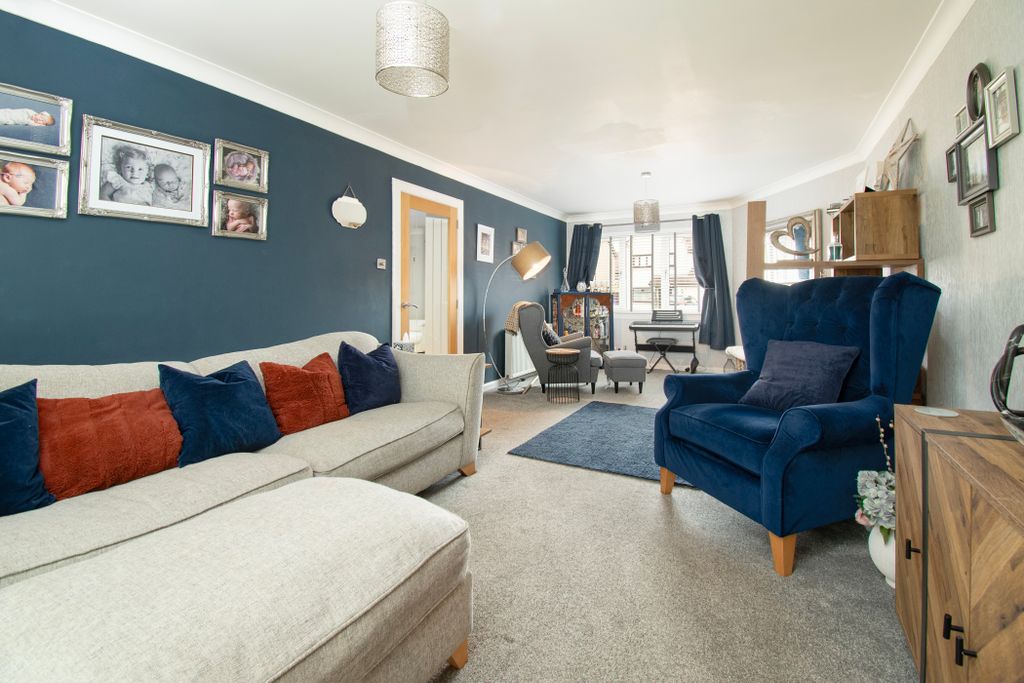 Property photo 2 of 32