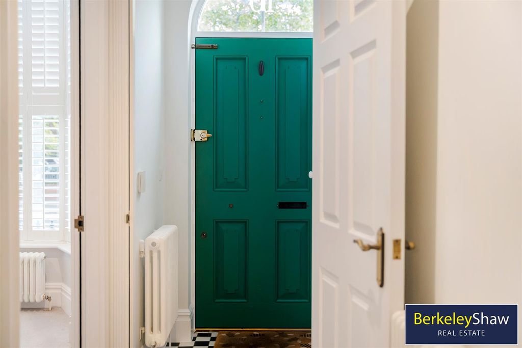 Property photo 3 of 38 Vestibule