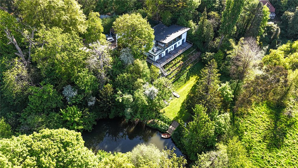 4 bed detached house for saleReigate Road, Betchworth, Surrey RH3 photo 4
