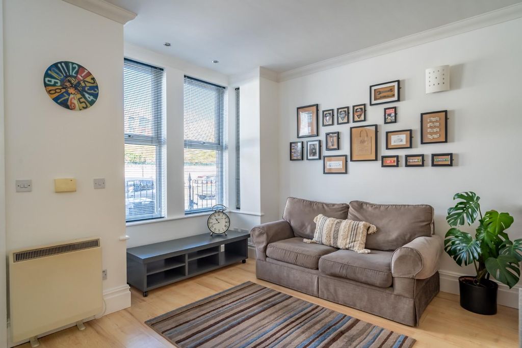 Property photo 2 of 14 Barbican Road-2.Jpg