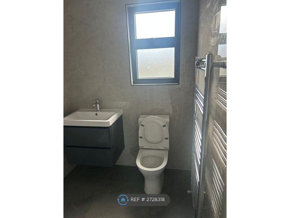 Property photo 3 of 11 Ensuite