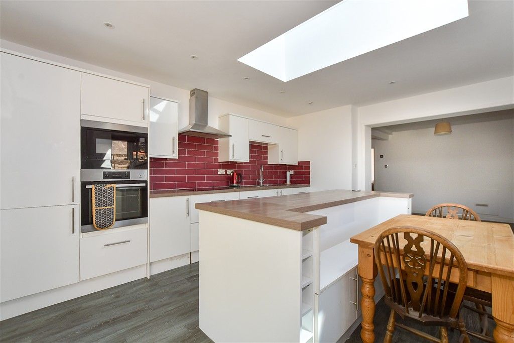 Property photo 3 of 11 Kitchen