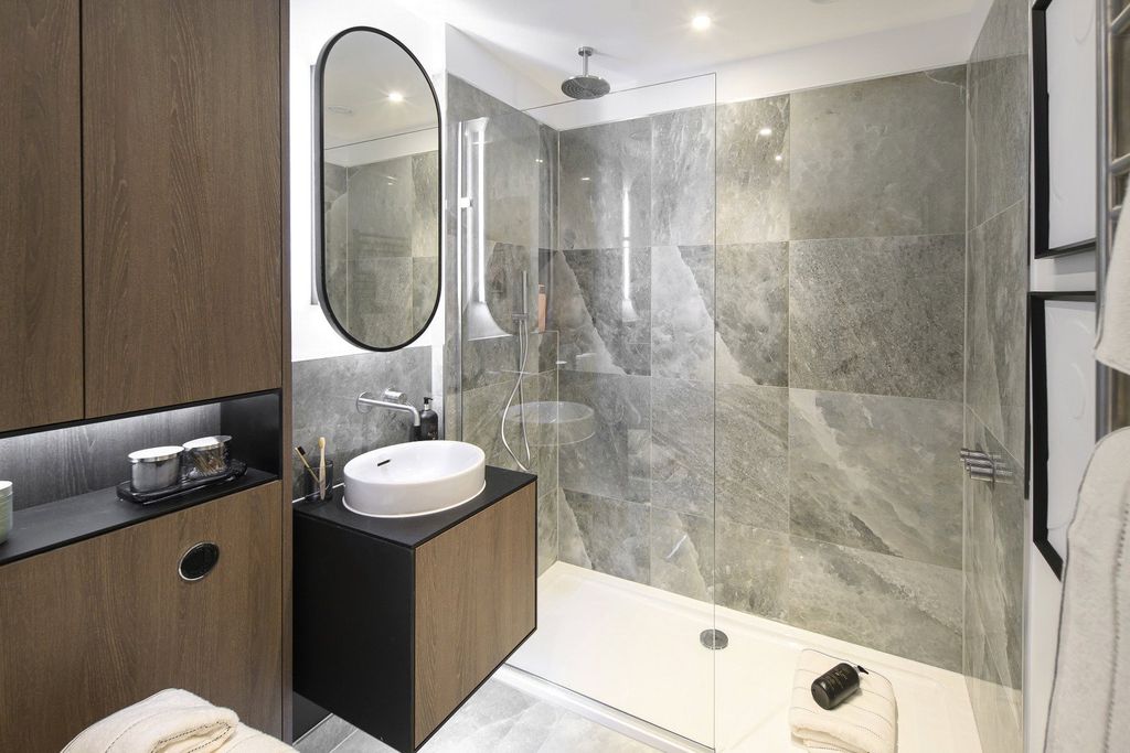 Property photo 3 of 9 Bathroom