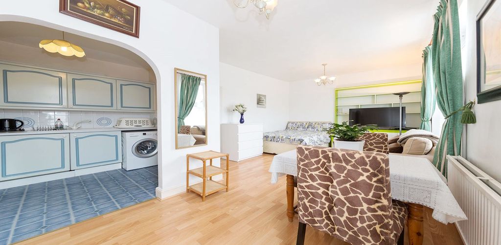 Property photo 1 of 3