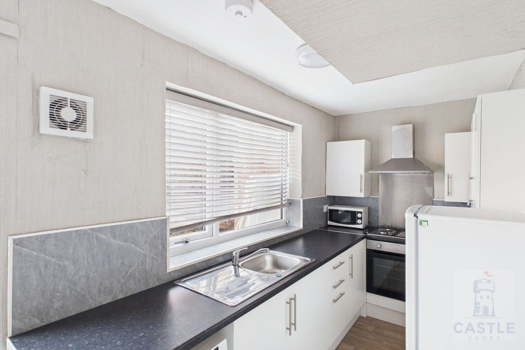 Property photo 3 of 10 Kitchen