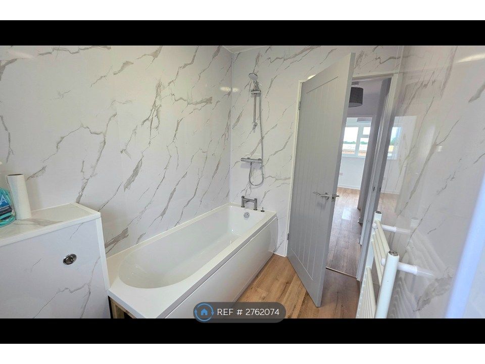 Property photo 2 of 10 Bathroom