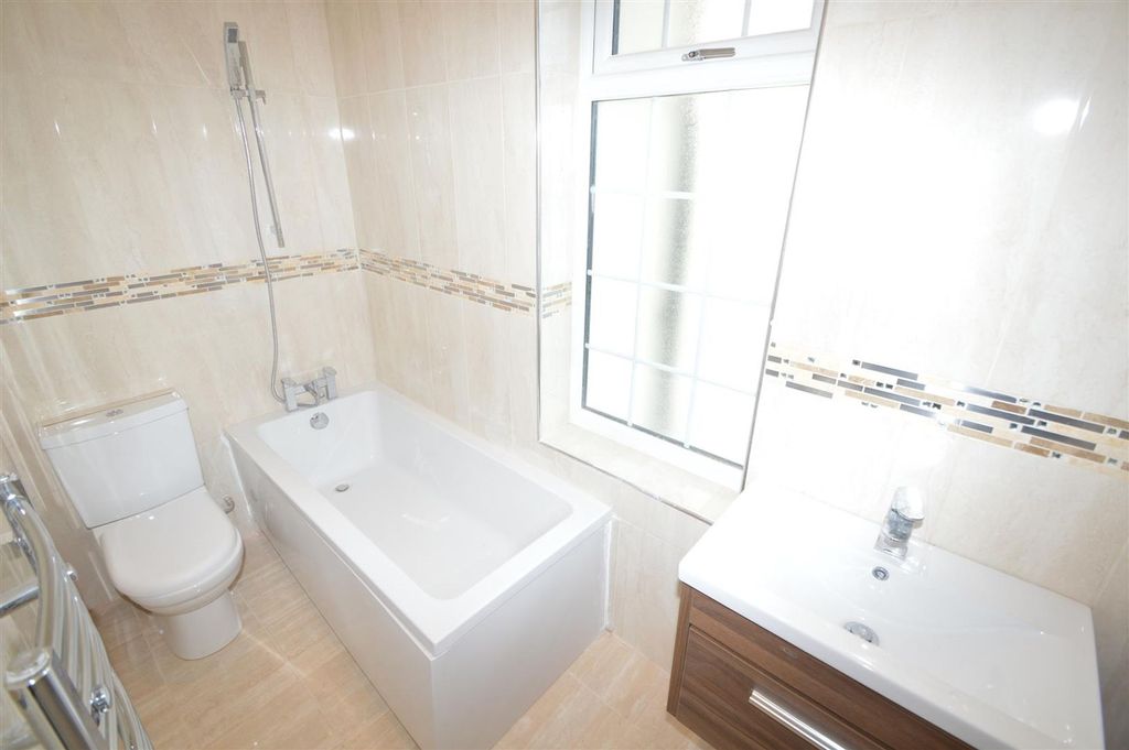 Property photo 2 of 4 Wellington Way E3