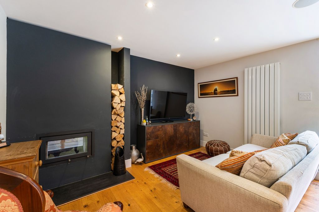 Property photo 2 of 25 Snug