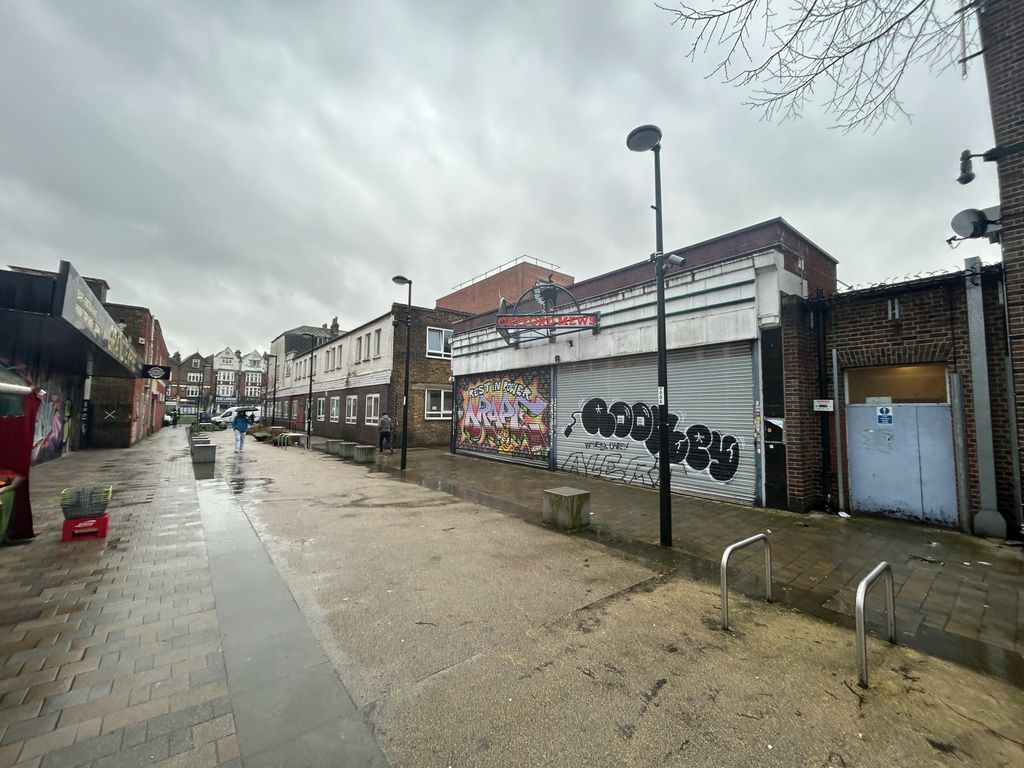 Property photo 1 of 2 11 Holbeach External.Jpg