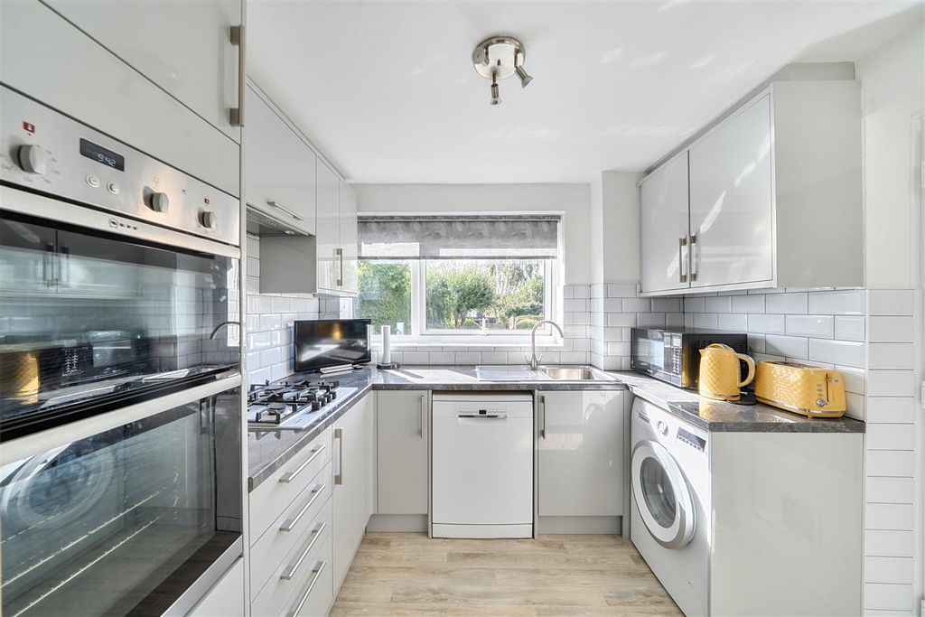 Property photo 2 of 10 Kitchen (2).Jpg