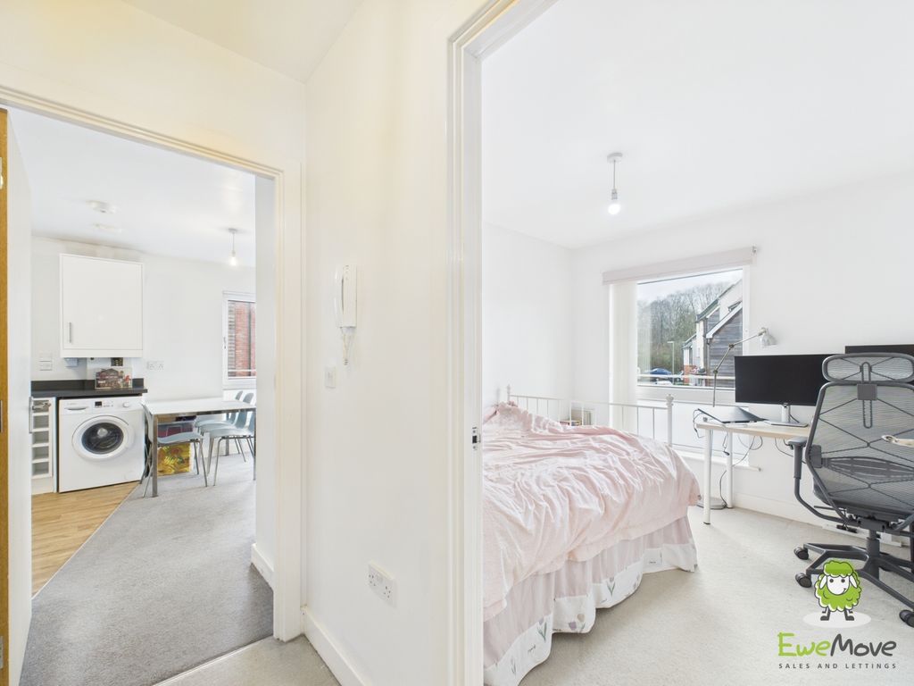Property photo 3 of 11 Ewemove Estate Agents Basingstoke - Bourdillion Ga